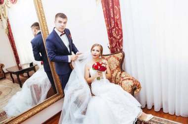 güzel gelin ve damat vintage bir sandalyede oturuyor