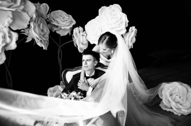 gelin damat - siyah ve beyaz düğün fotoğraf stüdyo yavaşça kucaklayan