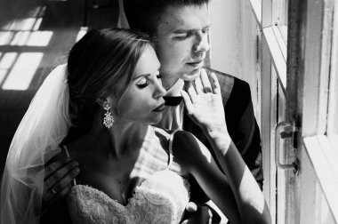 şık gelin ve Damat Düğün fotoğraf, stüdyoda, birkaç içinde aşk, sert ışık fotoğraf ateş