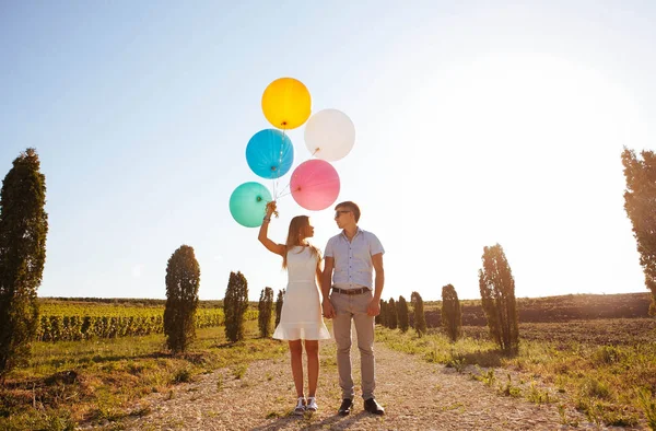 Älskare Skratta Kram Och Kör Genom Fälten För Promenad Sommaren — Stockfoto