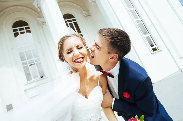 Stilvolles Brautpaar Umarmt Und Lacht Hochzeitspalast — Stockfoto