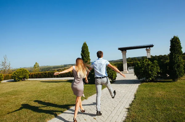 Snygg Par Kärlek Kille Med Glasögon Och Blond Promenad Positiva — Stockfoto