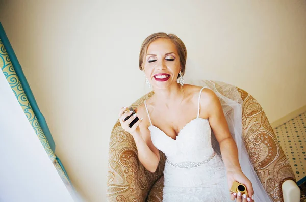 Ранок Нареченої Блондинка Весільній Сукні Кладе Парфуми — стокове фото