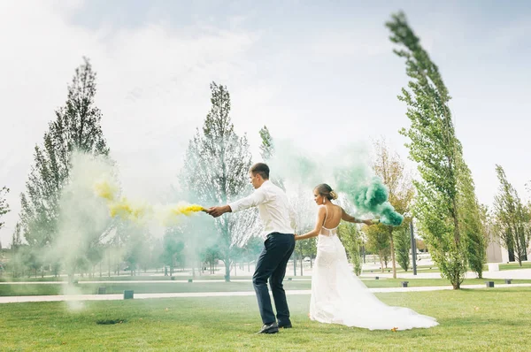 Счастливая Влюбленная Пара Невеста Жених Горят Парке — стоковое фото