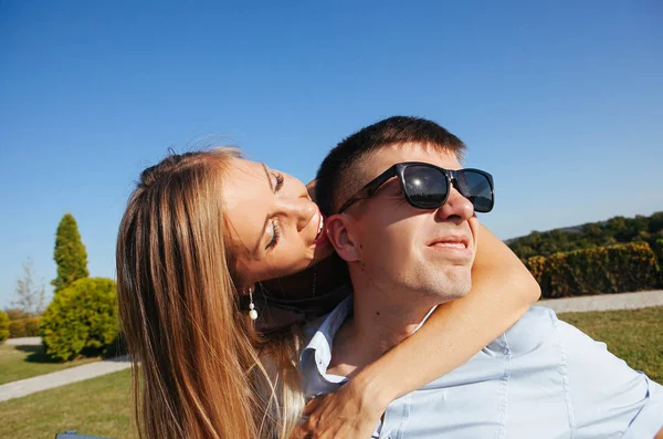 Casal Elegante Amor Cara Com Óculos Loira Para Uma Caminhada — Fotografia de Stock
