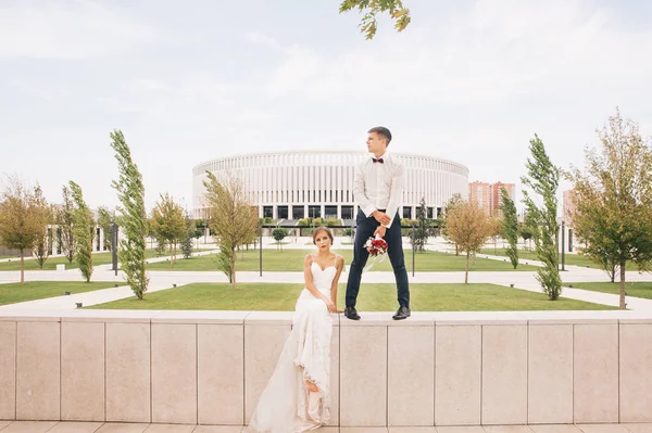Стильна Наречена Наречений Прогулянці День Весілля Парку Біля Стадіону — стокове фото