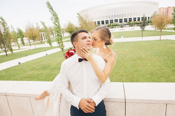 Novia Novio Con Estilo Paseo Día Boda Parque Cerca Del — Foto de Stock