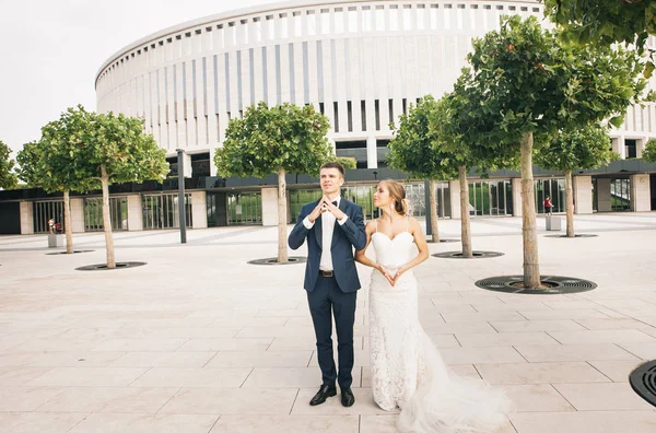 Noiva Elegante Noivo Passeio Seu Dia Casamento Parque Perto Estádio — Fotografia de Stock