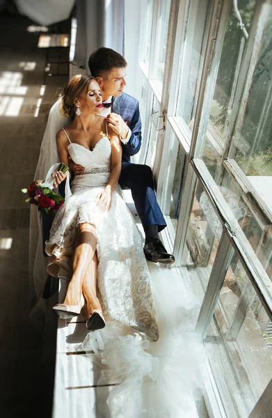 Stilvolles Brautpaar Bei Einem Hochzeits Fotoshooting Studio Verliebtes Paar Fotos — Stockfoto