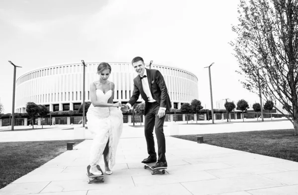 Happy Couple Love Bride Groom Ride Skateboard Wedding Day — Stock Photo, Image