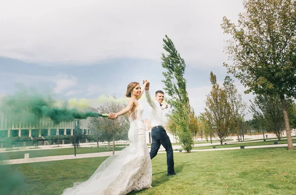 Happy Couple Love Bride Groom Burning Fire Park — Stock Photo, Image