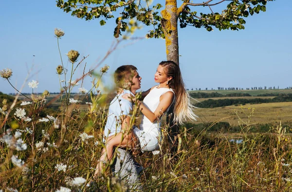 Verliefde Paar Een Wandeling Zomer Bergen Onder Bomen Zachtjes Hand — Stockfoto