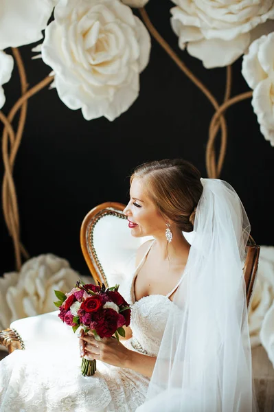 Eine Braut Einem Wunderschönen Kleid Sitzt Auf Einem Weißen Vintage — Stockfoto