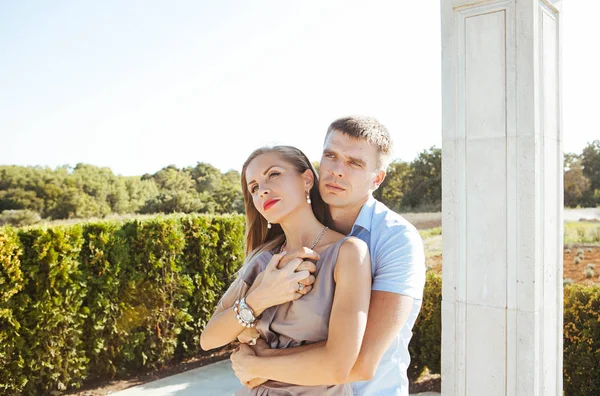 Pareja Con Estilo Amor Tipo Con Gafas Una Rubia Paseo —  Fotos de Stock