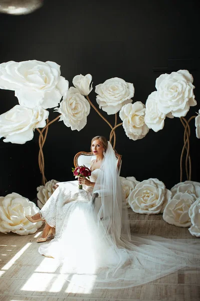 Eine Braut Einem Wunderschönen Kleid Sitzt Auf Einem Weißen Vintage — Stockfoto