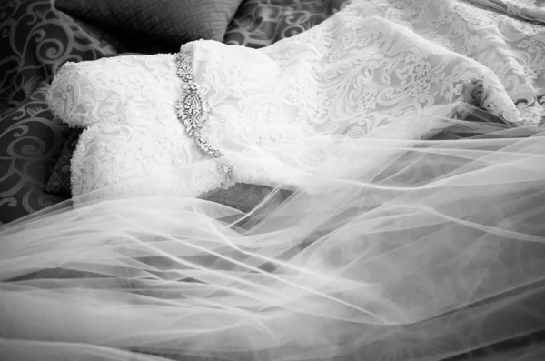 Πρωί Της Νύφης Φόρεμα Βρίσκεται Στον Καναπέ — Φωτογραφία Αρχείου