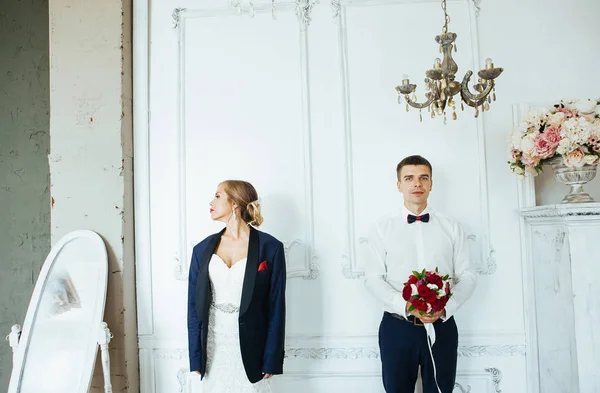 Glückliches Verliebtes Paar Braut Und Bräutigam Sakko — Stockfoto