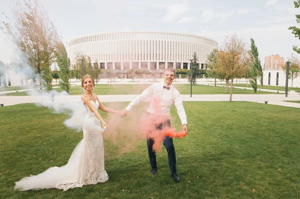 Happy Couple Love Bride Groom Burning Fire Park — Stock Photo, Image