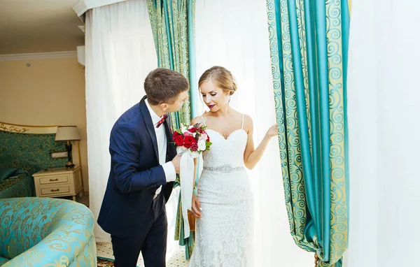 Coppia Elegante Innamorata Gli Sposi All Hotel Giorno Del Matrimonio — Foto Stock