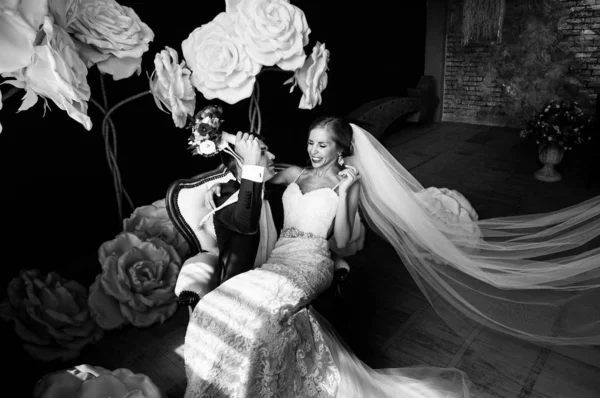 Mariée Élégante Marié Lors Une Séance Photo Mariage Dans Studio — Photo