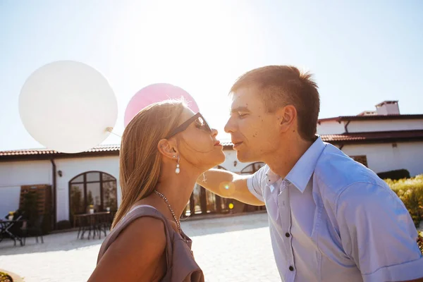 Pareja Con Estilo Amor Paseo Por Naturaleza Atardecer Con Globos —  Fotos de Stock