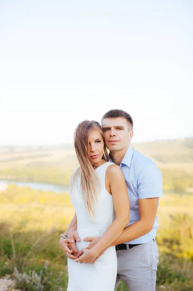 Couple Amoureux Une Promenade Été Dans Les Montagnes — Photo