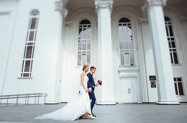 Stilvolles Brautpaar Umarmt Und Lacht Hochzeitspalast — Stockfoto