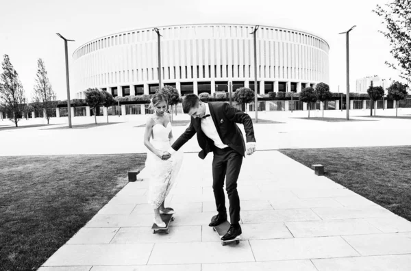 Happy Couple Love Bride Groom Ride Skateboard Wedding Day — Stock Photo, Image