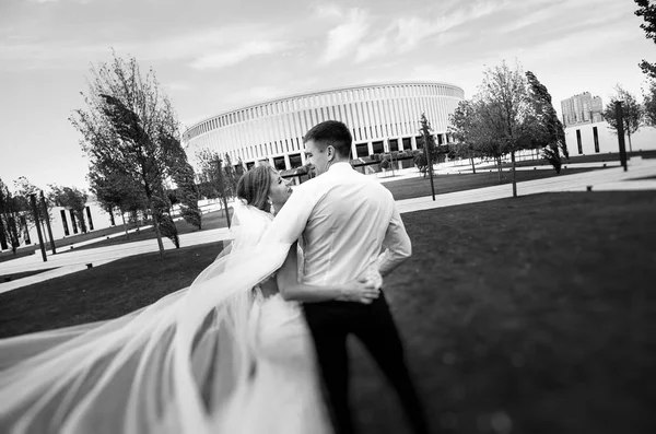 Happy Couple Love Bride Groom Walk Stadium Park — Stock Photo, Image