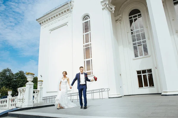 Stilvolles Brautpaar Umarmt Und Lacht Hochzeitspalast — Stockfoto