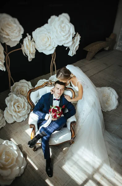 Stilvolles Brautpaar Bei Einem Hochzeitsfotoshooting Studio Ein Verliebtes Paar Lacht — Stockfoto