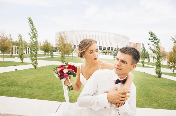 Noiva Elegante Noivo Passeio Seu Dia Casamento Parque Perto Estádio — Fotografia de Stock