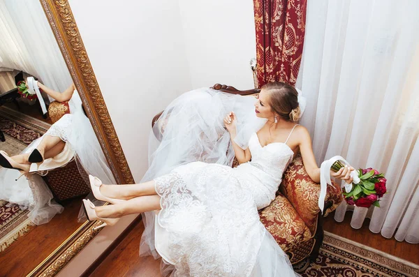 Mariée Assied Malicieusement Sur Une Chaise Rouge Avec Bouquet Dans — Photo