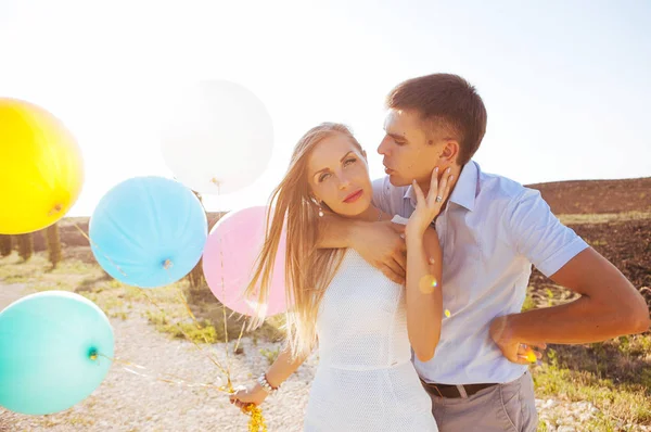 Älskare Skratta Kram Och Kör Genom Fälten För Promenad Sommaren — Stockfoto