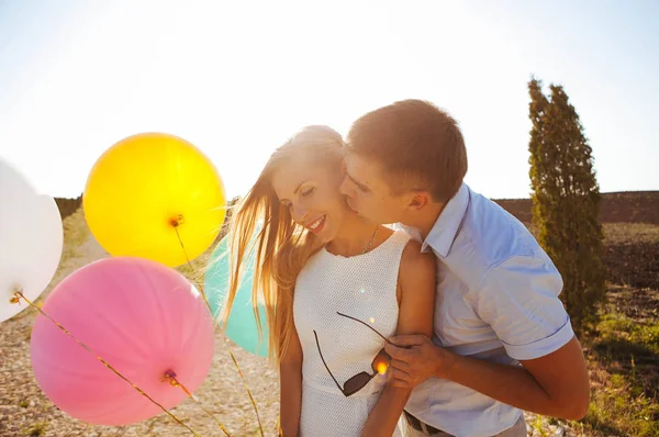 Älskare Skratta Kram Och Kör Genom Fälten För Promenad Sommaren — Stockfoto