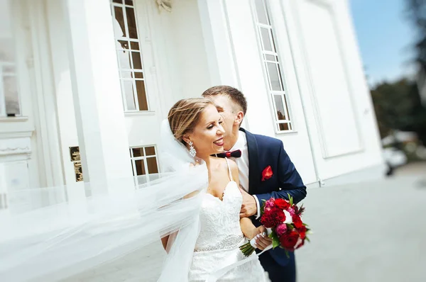 Şık Gelin Damat Kucaklamak Düğün Sarayında Gülmek — Stok fotoğraf