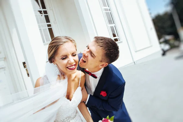 时尚的新郎新娘拥抱和笑在婚礼宫殿 — 图库照片
