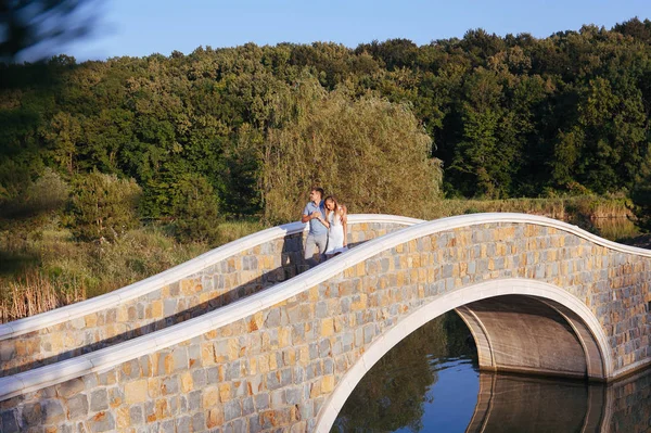 Liebespaar Spaziert Der Schönen Steinbrücke Vorbei — Stockfoto