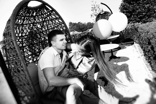 Casal Feliz Amor Abraçando Uma Cadeira Pendurada Emoções Sensíveis Positivas — Fotografia de Stock