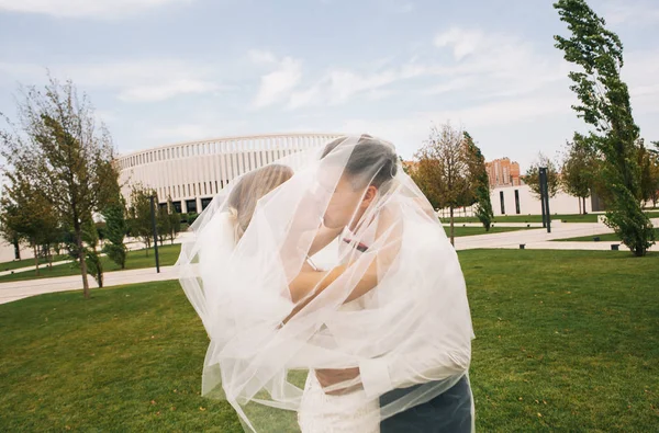 Stijlvolle Bruid Bruidegom Een Wandeling Hun Trouwdag Het Park Buurt — Stockfoto