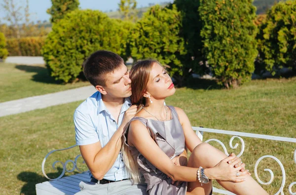 Casal Elegante Amor Cara Com Óculos Loira Para Uma Caminhada — Fotografia de Stock