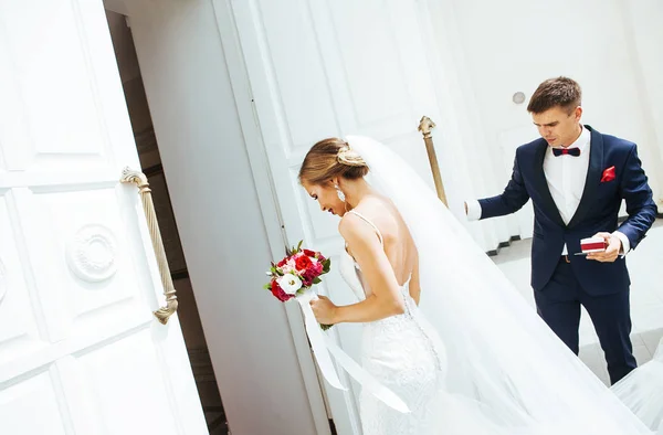 Bride Groom Walk Door Registry Office — Stock Photo, Image