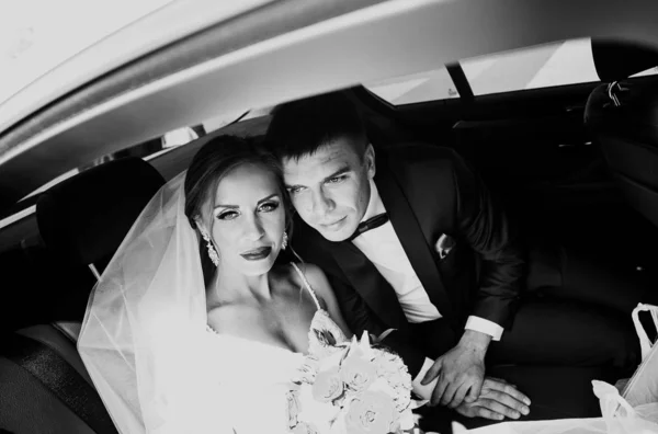 Couple Amoureux Les Mariés Dans Voiture — Photo