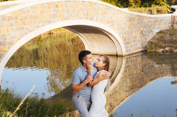 Casal Amoroso Andando Pela Bela Ponte Pedra — Fotografia de Stock