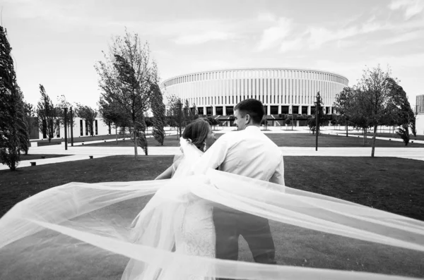 Стильные Невеста Жених Прогулке День Свадьбы Парке Рядом Стадионом — стоковое фото