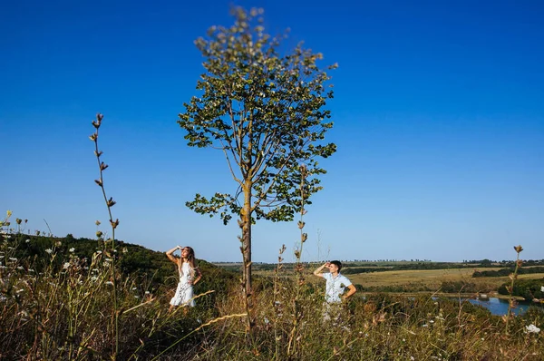 Coppia Amorevole Una Passeggiata Estate Montagna Tra Gli Alberi Tenendosi — Foto Stock