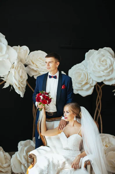 Bride Groom Beautiful Dress Sitting White Vintage Chair Hugging Wedding — Stock Photo, Image