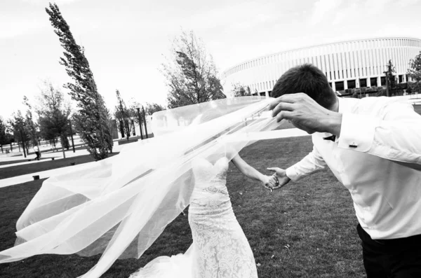 Stylish Bride Groom Walk Wedding Day Park Stadium Long Veil — Stock Photo, Image