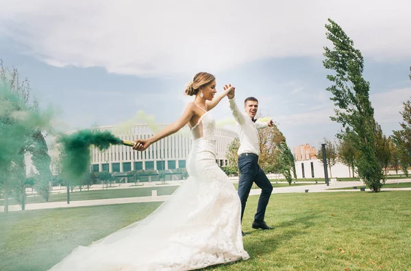 aşık - gelin ve damat mutlu çiftimiz parkta ateş yanıyor