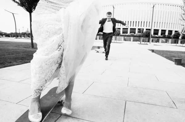 Mariée Élégante Marié Sur Une Promenade Dans Leur Jour Mariage — Photo